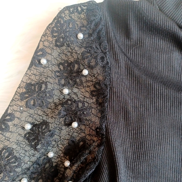 💰3/$30Black detailed lace & pear top - Picture 4 of 5